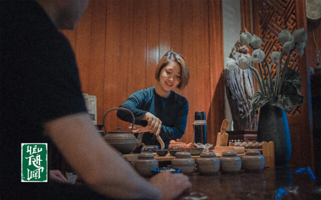 Khoác trên mình bộ quốc phục với nghệ thuật pha trà