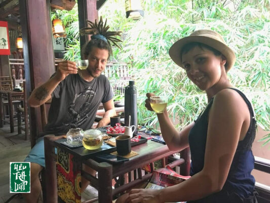 Những vị khách phương Tây rất hào hứng với trà ta