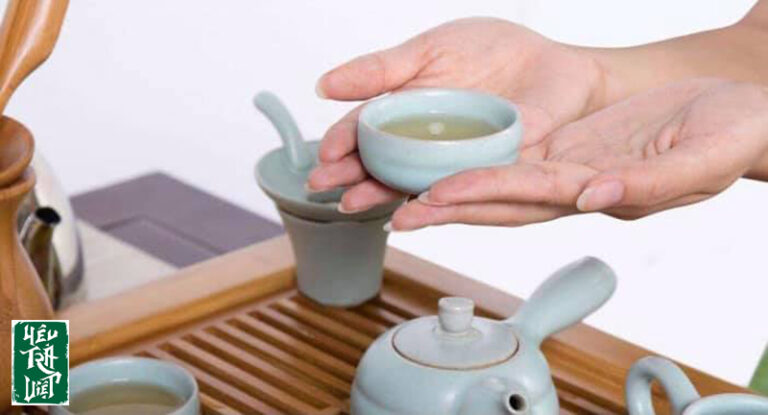 Nghi thức rót trà mời khách trong văn hóa trà Việt