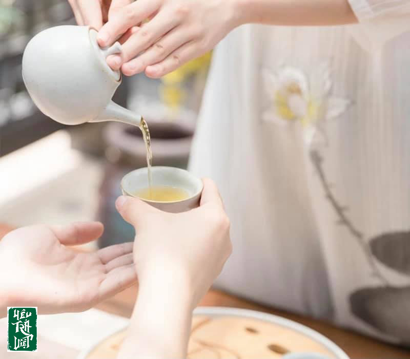 Thêm trà lần lượt từ những người lớn tuổi trở xuống