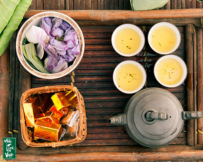 Thưởng thức bánh đậu xanh với trà là cách thưởng thức của người Việt Nam truyền thống