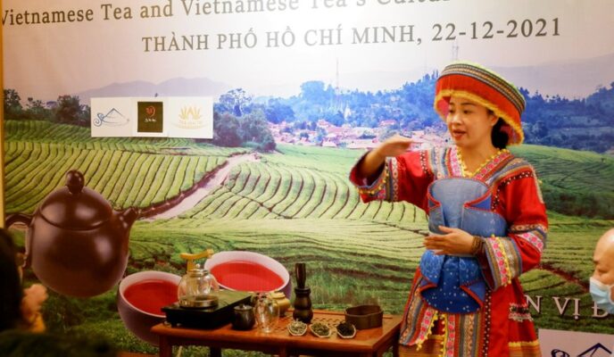 Bà Đoàn Thị Hiếu Thảo - Giám đốc Công ty Trà Cổ Thụ Tây Bắc biểu diễn pha trà shan tuyết. Ảnh: VVN