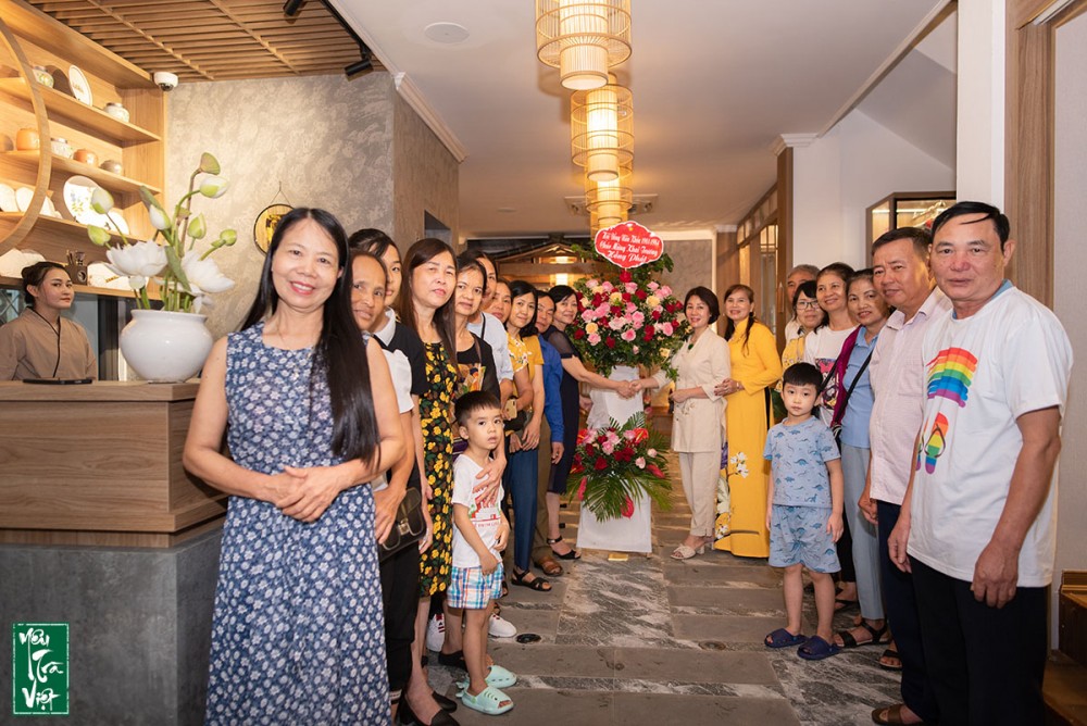 Buỗi lễ khai trương thu hút đông đảo những người yêu trà tại Hạ Long đến tham quan và thưởng trà
