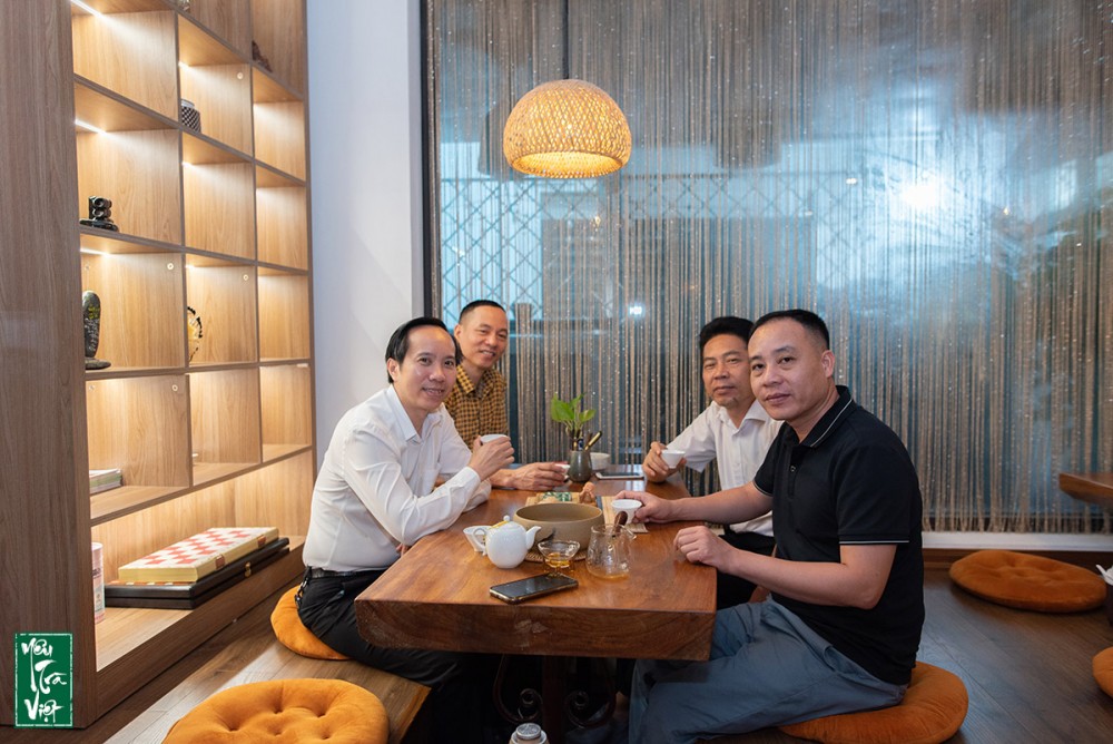 Các vị khách cùng nhau thưởng trà tại quán