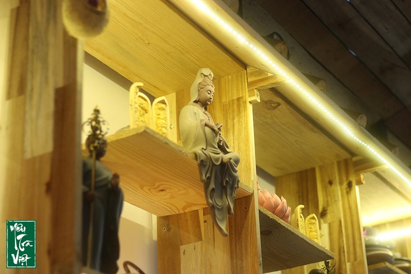 rà quán được thiết kế và trưng bày nhiều hình ảnh tượng Phật