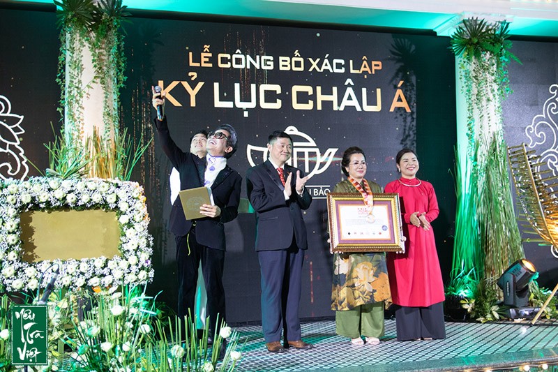 Lễ công bố xác lập kỷ lục châu Á "Bộ sưu tập ấm chén Tử Sa ở nhiều niên địa, có số lượng nhiều nhất châu Á"
