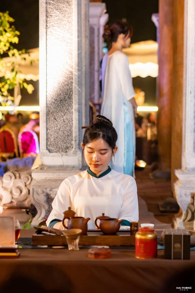 Tiec Tra Dem Trang 6