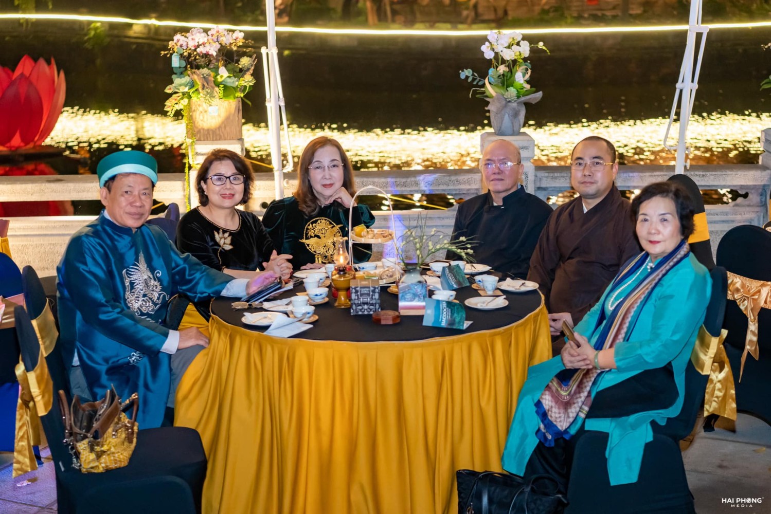 Tiec Tra Dem Trang 8