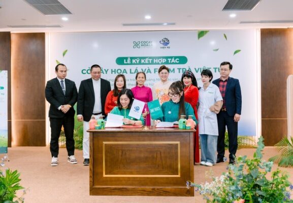 Trà Việt Tú ký kết với Cỏ Cây Hoa Lá: “Quyết tâm mang tinh hoa Trà Việt vào mỹ phẩm thiên nhiên”