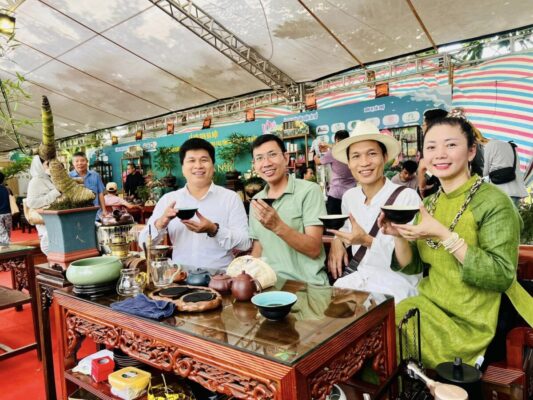 Yêu trà Việt đồng hành cùng Lễ hội Sen Hà Nội trong hoạt động Trà