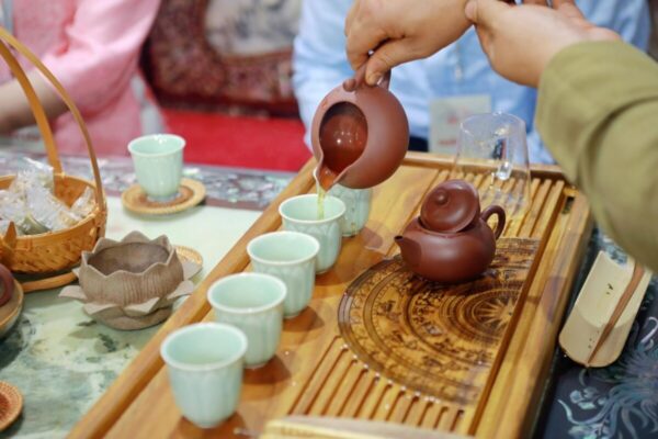 Bộ Bàn Trà Cơ Bản – Giải pháp hoàn hảo cho Gia đình trẻ tại Thành phố lớn