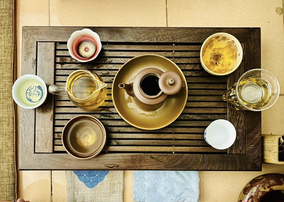 Bàn trà Việt trong không gian gia đình hiện đại