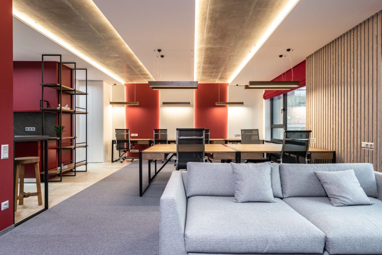 Góc lounge văn phòng hiện đại với sofa êm ái, phù hợp bố trí góc trà tiếp khách