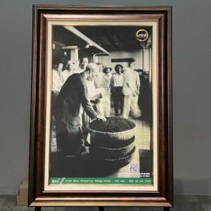 tranh bac ho tham nha may che KT 50-70-600x600 Tranh Bác Hồ thăm nhà máy chè - Nano kháng khuẩn KT50x70cm - Yêu Trà Việt