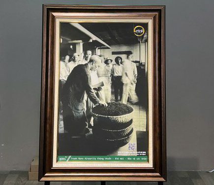 tranh bac ho tham nha may che KT 50-70-600x600 Tranh Bác Hồ thăm nhà máy chè - Nano kháng khuẩn KT50x70cm