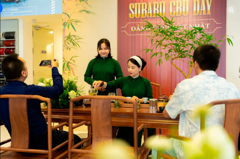 Trà nương Yêu Trà Việt hướng dẫn khách hàng trải nghiệm pha trà tại sự kiện Subaru CBU Day, Subaru Thăng Long