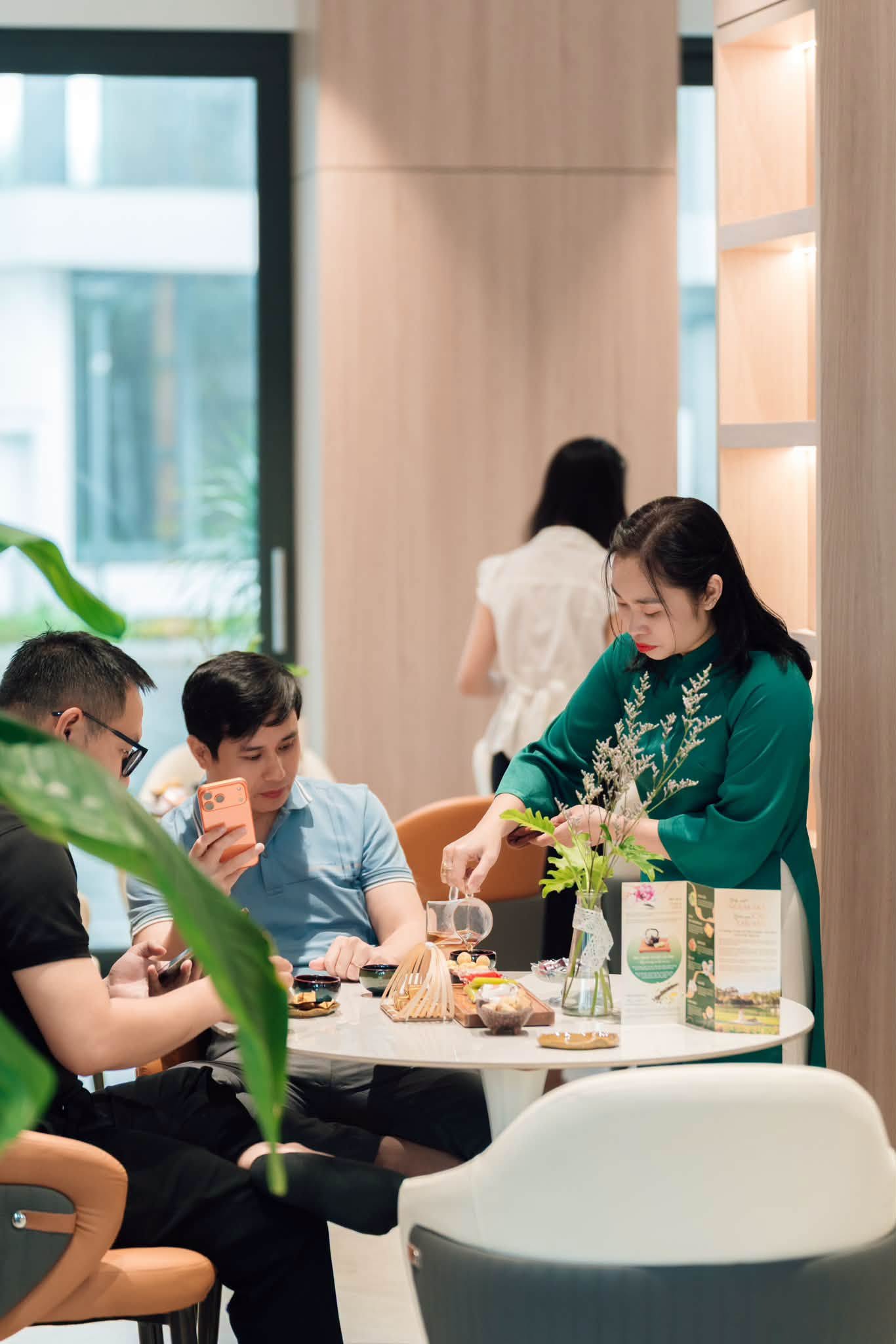 Khách mời thưởng trà tại tiệc trà sự kiện doanh nghiệp Yêu Trà Việt
