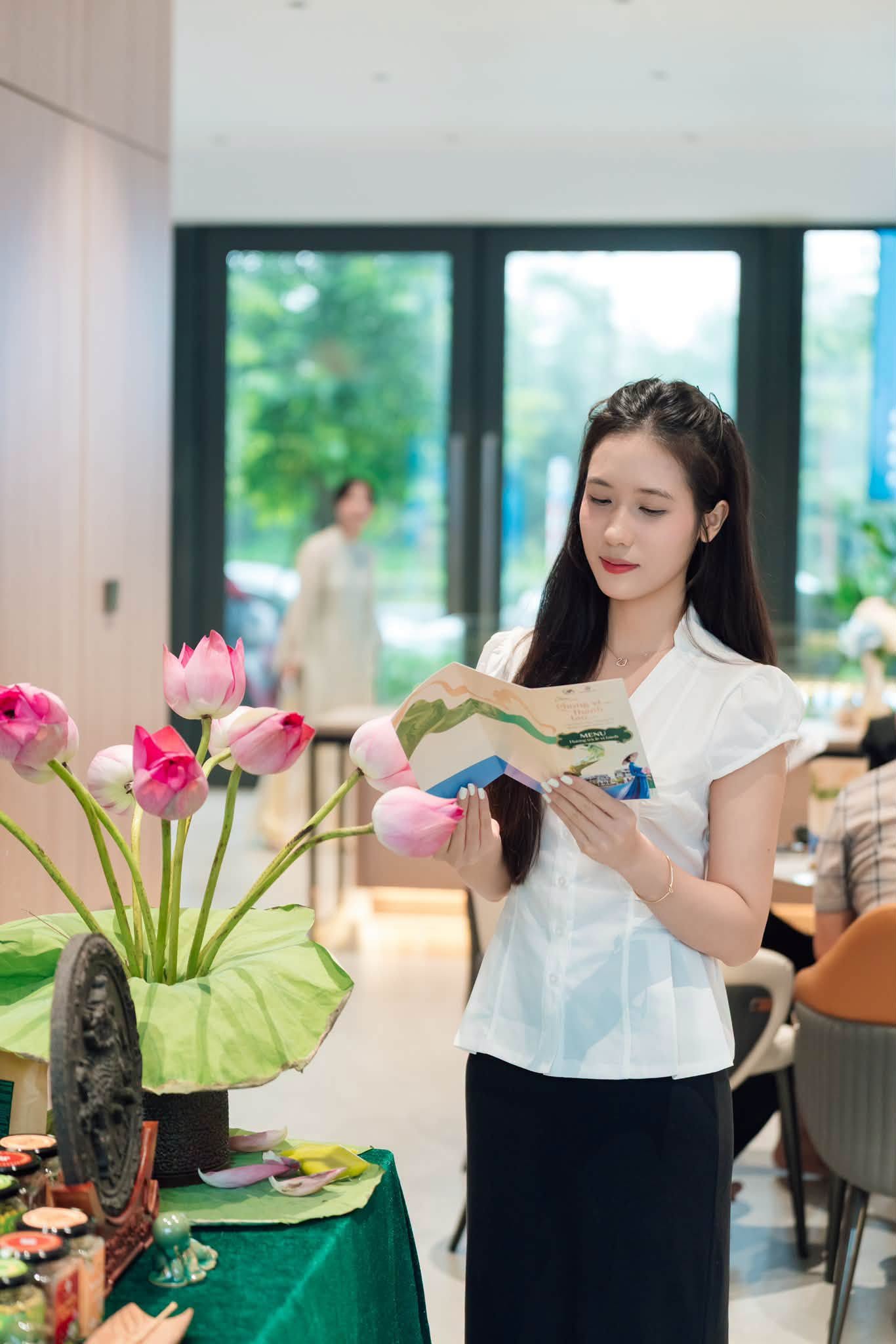Khách mời tìm hiểu menu trà tại tiệc trà sự kiện doanh nghiệp Yêu Trà Việt