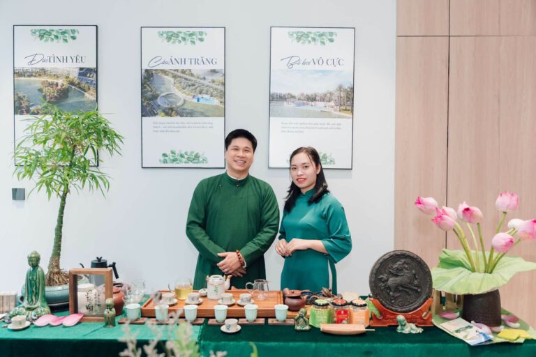 Nhà sáng lập Yêu Trà Việt Kiều Phúc Quý trực tiếp pha trà tại chương trình Chạm Hương Vị Thanh Tao cùng Công ty BDS VHA