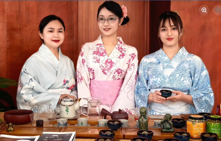 Ba trà nương Yêu Trà Việt tại gian hàng INAX