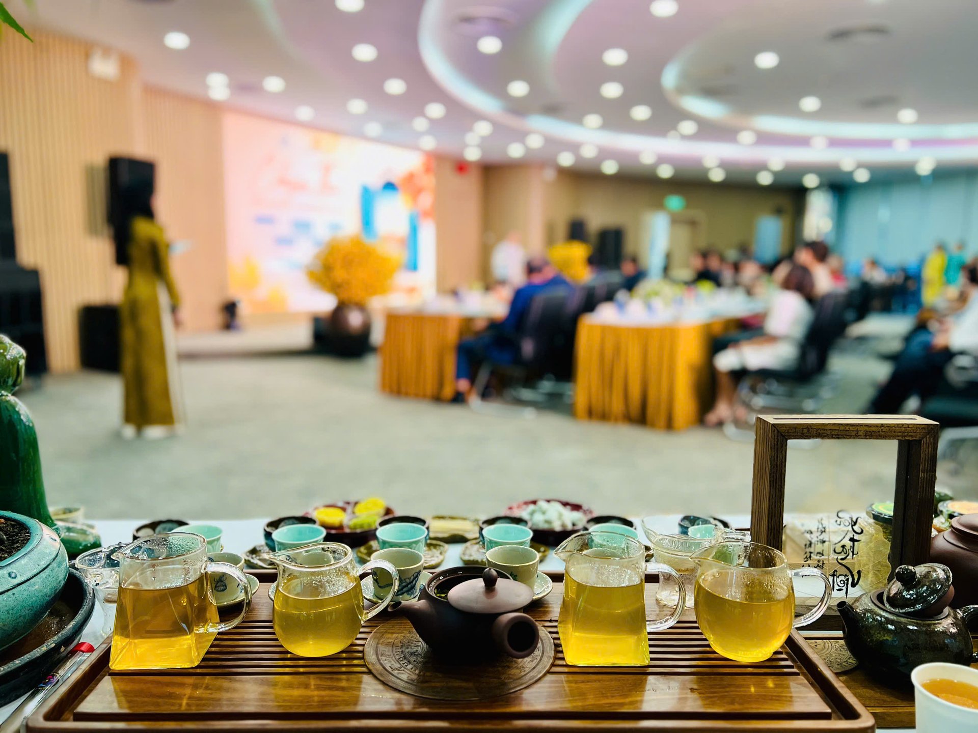 Khay trà với các chén trà vàng óng tại không gian thưởng trà Chạm Thu Hà Nội 2026