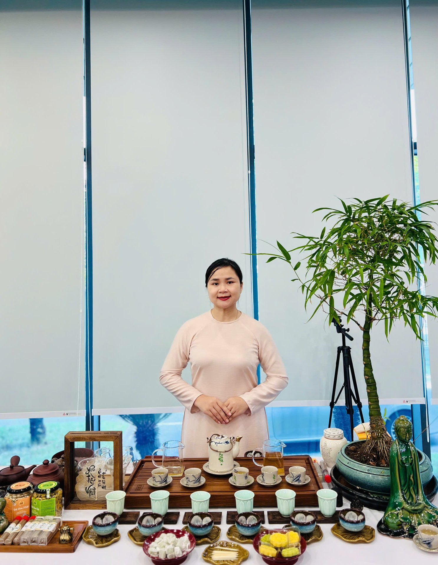Trà nhân Yêu Trà Việt bên khay trà tại không gian thưởng trà sự kiện Chạm Thu Hà Nội 2026