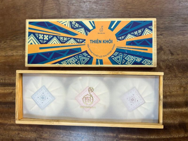 Thien khoi 2 Thiên Khôi – Trà Shan Tuyết cổ thụ đóng bánh – Tiên Thiên Trà