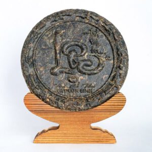 tra-pho-nhi-lac-viet-chu-loc.jpg Bánh Trà Phổ Nhĩ Lạc Việt chữ Lộc trên kệ gỗ