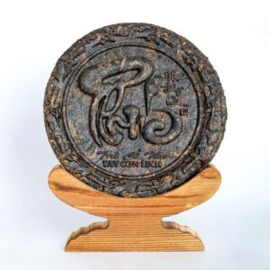 tra-pho-nhi-lac-viet-chu-phuc-01.jpg Bánh Trà Phổ Nhĩ Lạc Việt chữ Phúc trên kệ gỗ