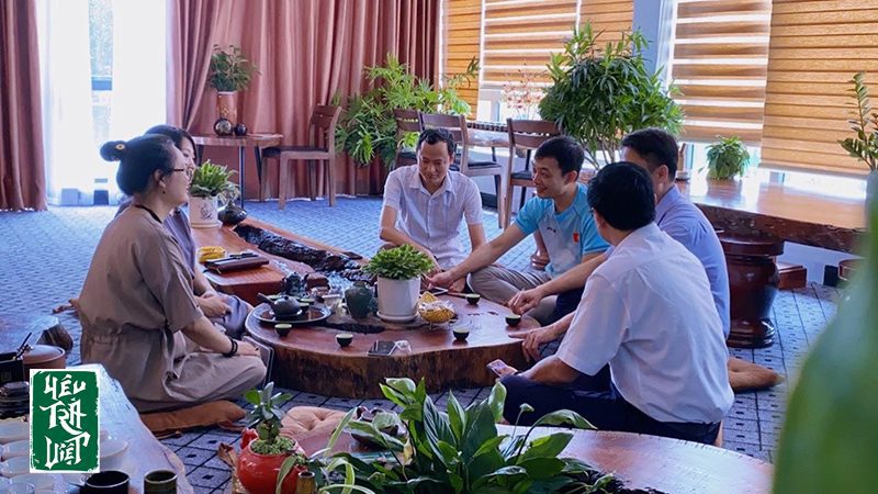 Cùng gia đình bạn bè thưởng thức những tách trà Tân Cương thơm ngon vào dịp cuối tuần 