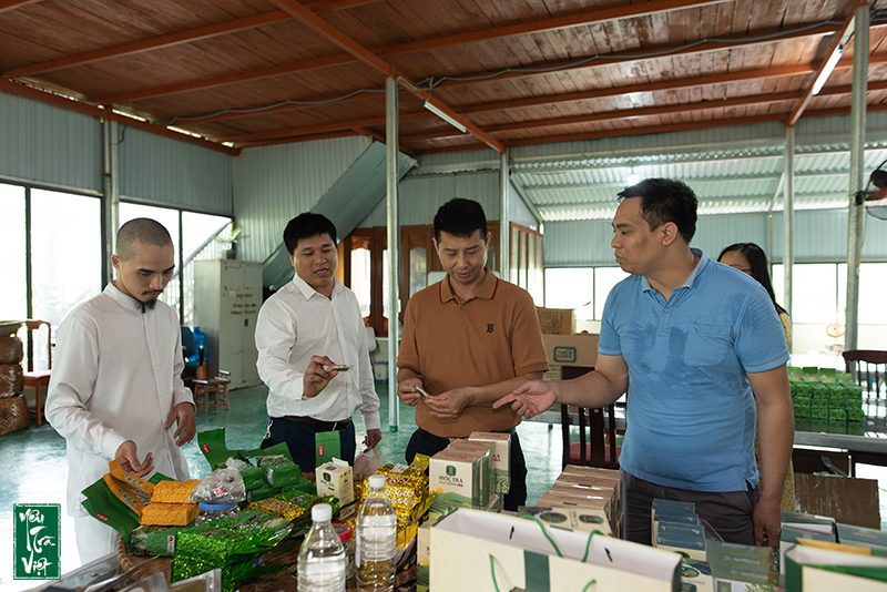 Ông Đỗ Văn Cương, Giám đốc Công ty CP Nông sản Thái Nguyên đang giới thiệu các sản phẩm