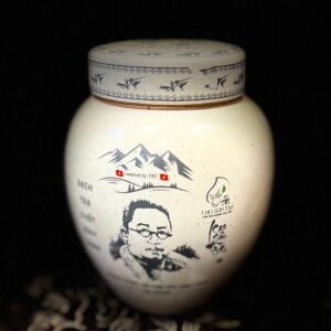 Hũ gốm Bạch trà Shan tuyết cổ thụ Tây Côn Lĩnh - Nghệ nhân Nguyễn Cao Sơn Hũ gốm Bạch trà Shan tuyết cổ thụ Tây Côn Lĩnh - Nghệ nhân Nguyễn Cao Sơn