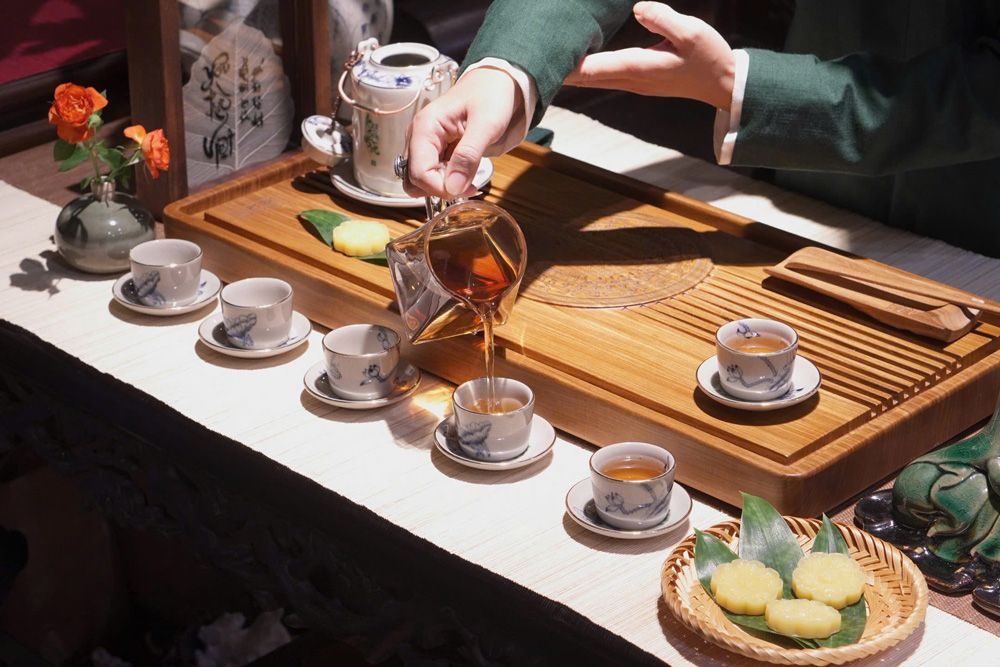 Giảng viên hướng dẫn pha trà - lớp trà Yêu Trà Việt