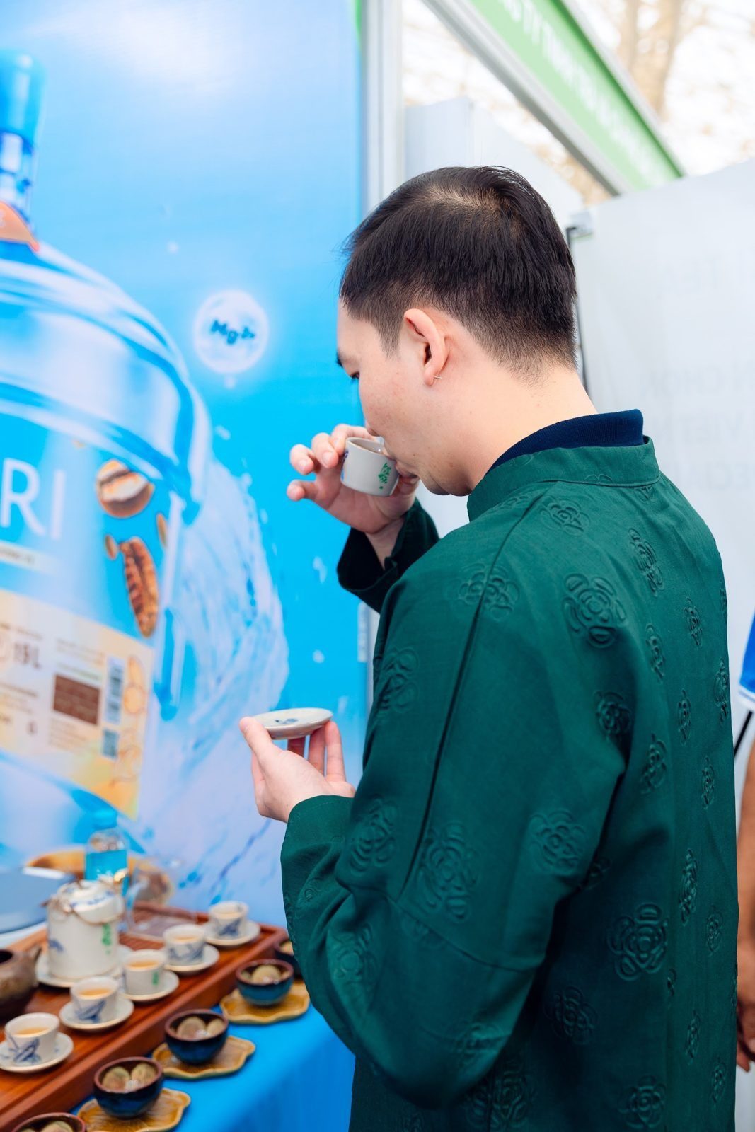 Khách thưởng trà pha bằng nước Satori tại Tea Show