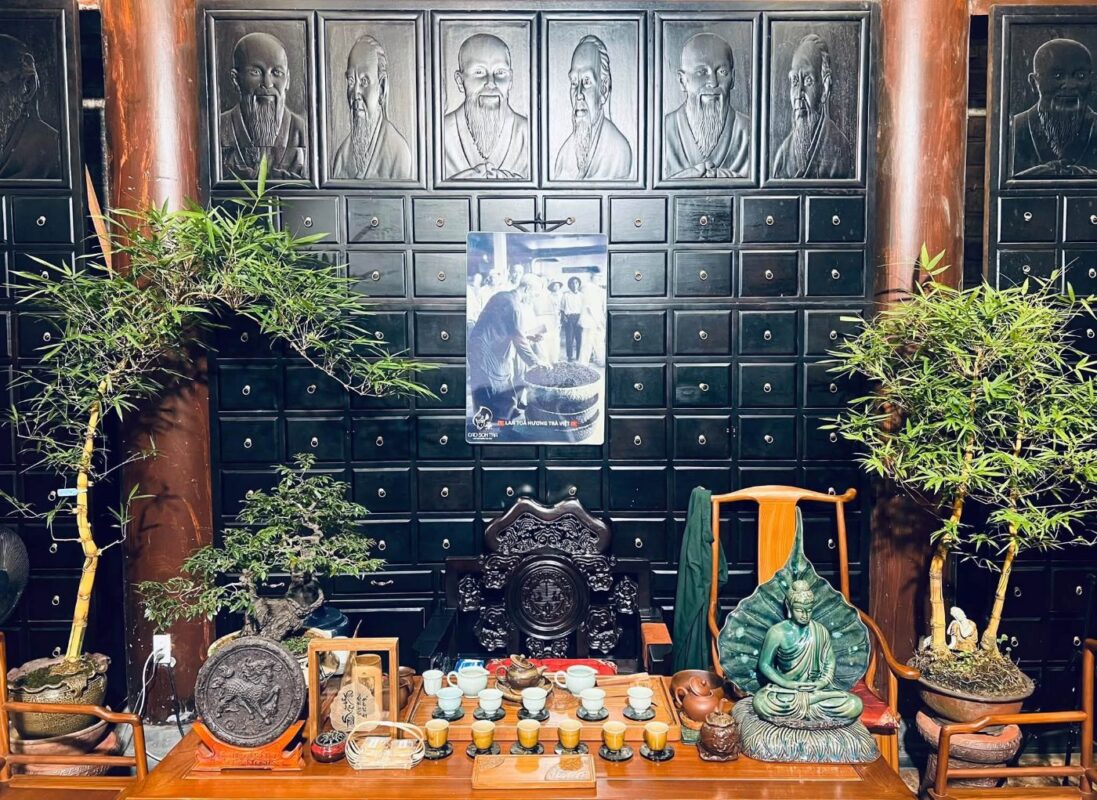 Bàn trà gỗ và cây cảnh trong Không gian Văn hóa Trà Việt