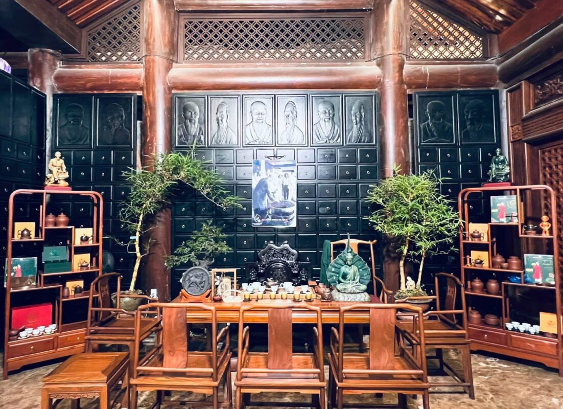 Bàn trà gỗ tại Không gian Văn hóa Trà Việt