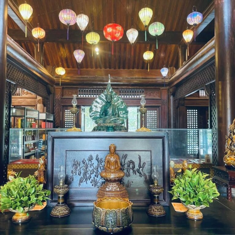 Không gian Văn hóa Trà Việt tại chùa Tam Chúc 2026 – gian thờ, đèn lồng và tượng Phật
