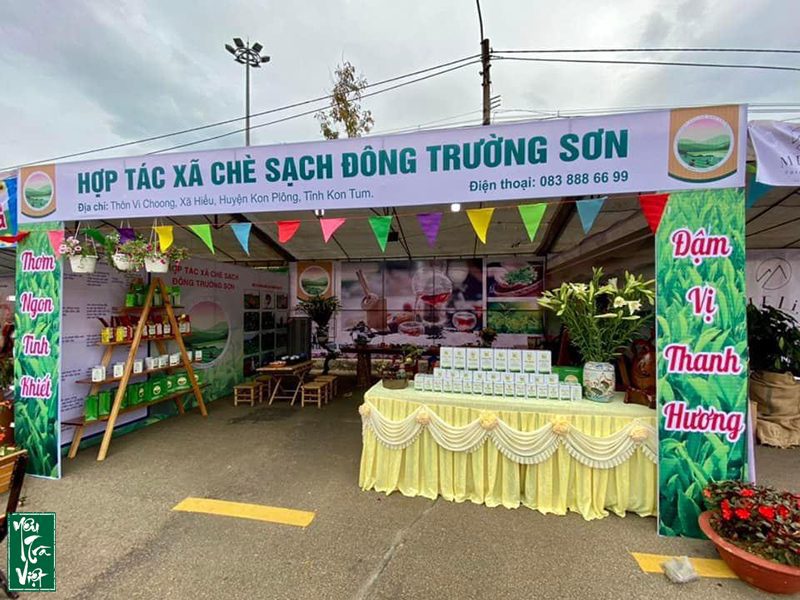 Gian hàng trưng bày sản phẩm của HTX Chè Đông Trường Sơn 