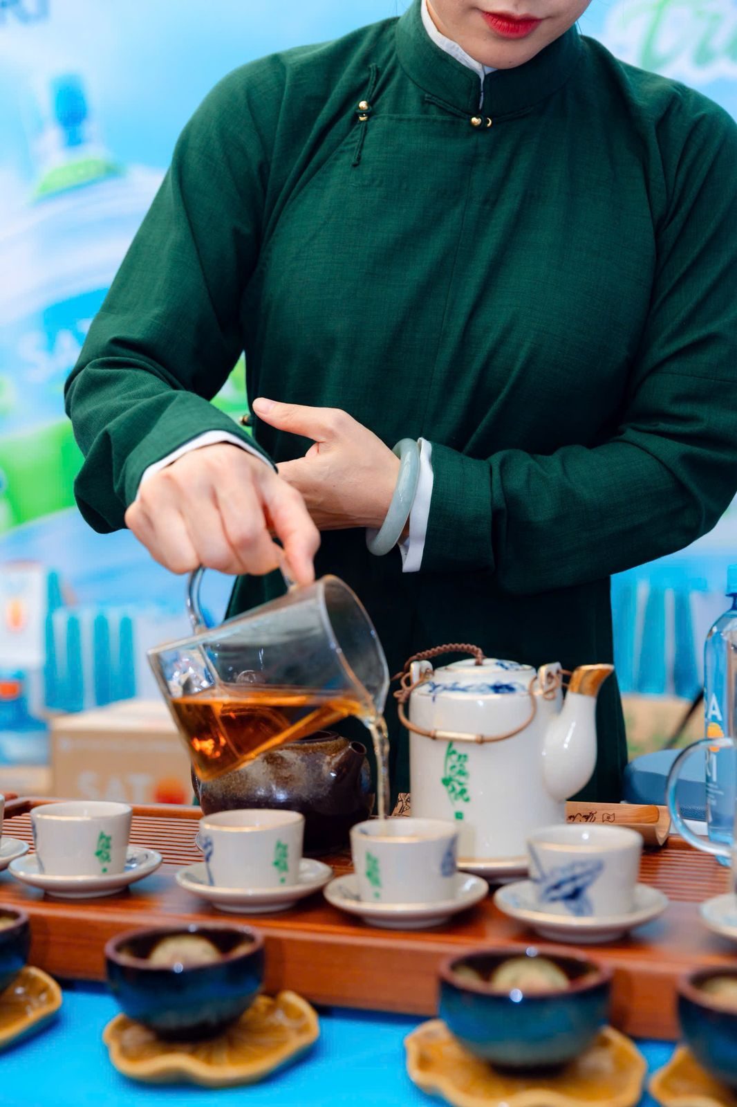 Rót trà vào chén – tiệc trà sự kiện tại gian Satori
