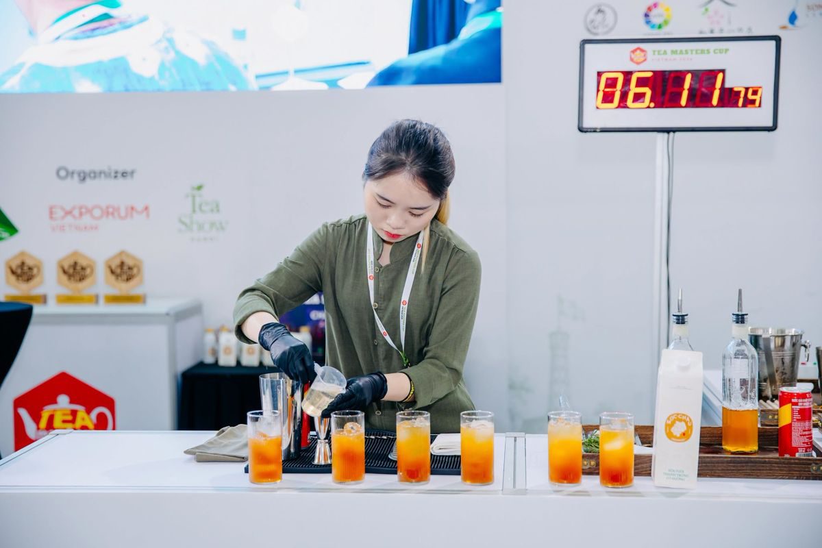Thí sinh thi Tea Synergy tại Tea Masters Cup Vietnam 2026