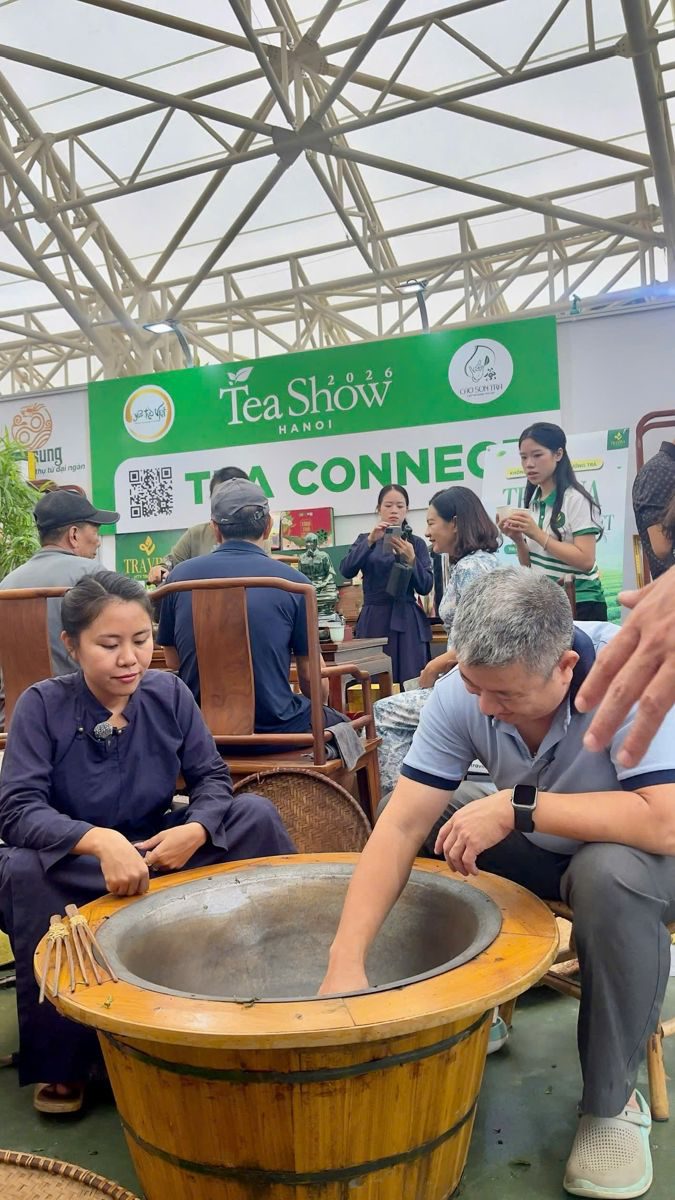 Du khách trải nghiệm sao chè thủ công tại Tea Connect Tea Show 2026