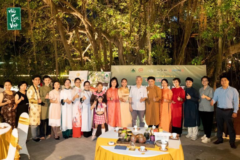 Tiec Tra Tra Viet Gan Ket Gia Dinh Viet