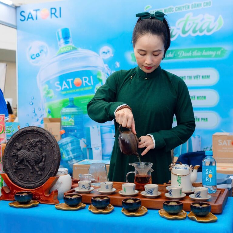 Trà nương Yêu Trà Việt pha trà tại gian Satori – Cafe Show & Tea Show Hà Nội 2026