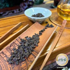 Trà Olong Khói ướp hoa Mộc trên khay gỗ
